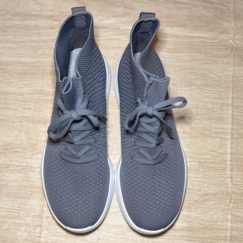 Cloudsteppers by Clarks size 8.5. Brand new. Super comfortable, no flaws.